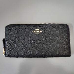 NWOT Coach Long Zip Around Signature Wallet (Black)